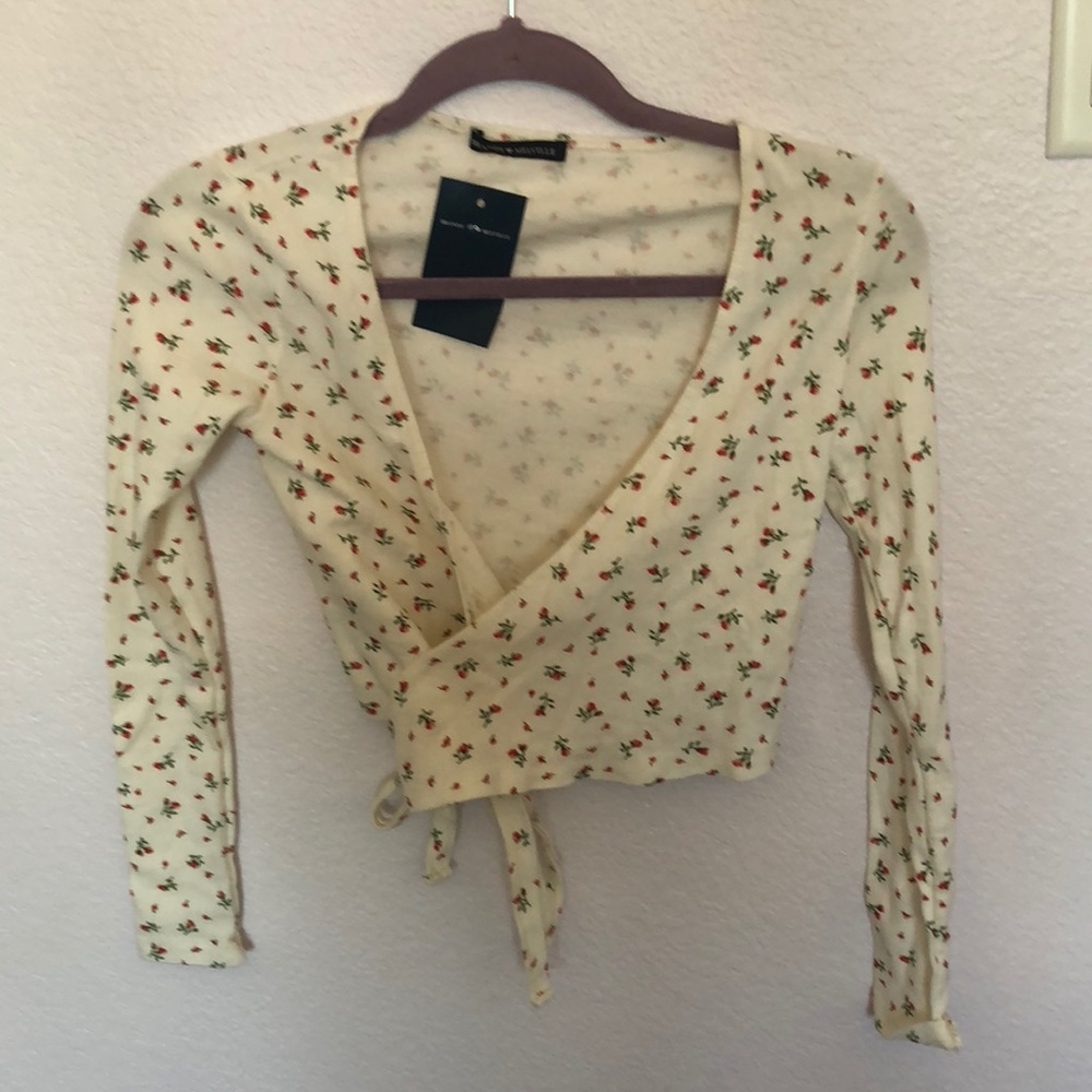 Cropped long sleeve T-shirt w/ flowers. Brand new